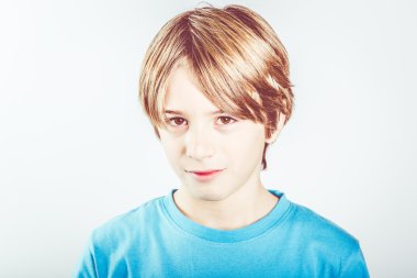 Çocuk göz kırpıyor ile