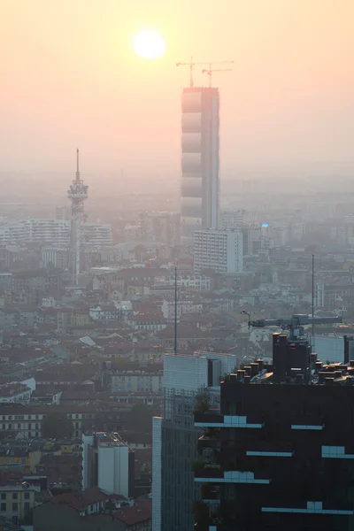 Milan, Italië-26 oktober 2014: Isozaki wolkenkrabber nieuwbouw in de schemering van Regione Lombardia wolkenkrabber, vloer 39, Milaan, Italië, 26 oktober 2014 Rechtenvrije Stockafbeeldingen