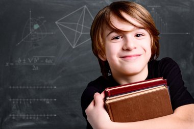 gülümseyen bir okul çocuğu