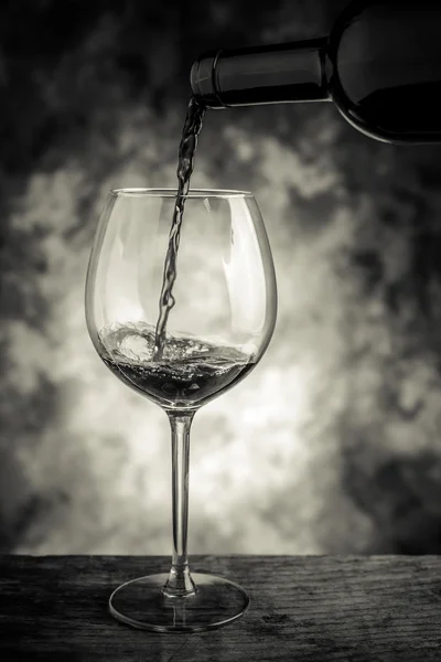 Бокал для вина и графин — стоковое фото