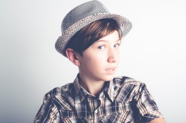 utangaç küçük çocuk