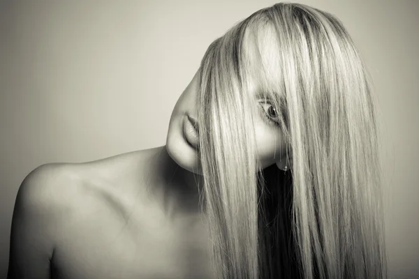 Rambut pirang panjang - foto hitam dan putih — Stok Foto