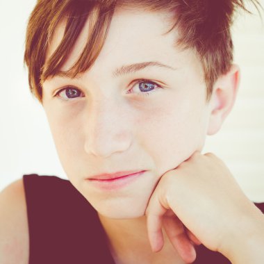 küçük çocuğun yüzünü