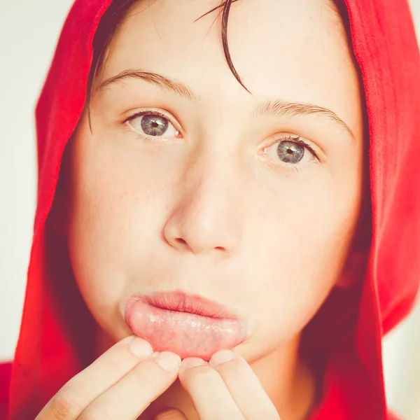 Grappige jongen met rood badjas — Stockfoto