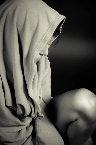 Kapüşonlu kadın — Stok fotoğraf