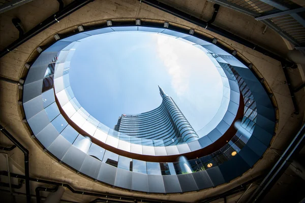 Mediolan, Włochy, 25 stycznia 2015 r.: nowej dzielnicy Porta Garibaldi, wieżowiec banku Unicredit, widok z podziemnych parkingów, Mediolan, Włochy 25 stycznia 2015 roku — Zdjęcie stockowe