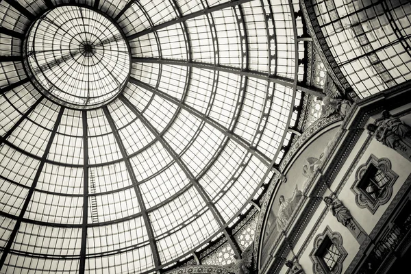 갤러리아 비토리오 에마누엘레 2 세, 이탈리아 밀라노의 돔 — 스톡 사진