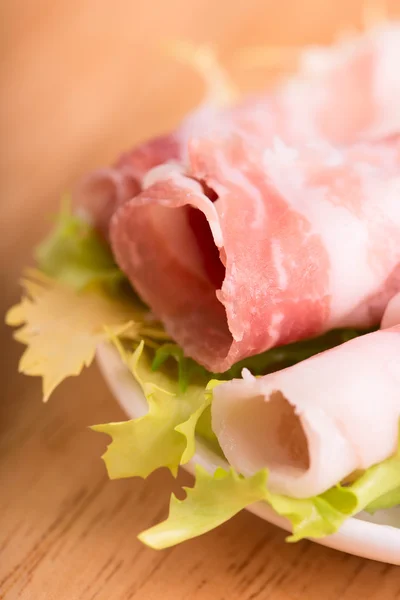 Szeletelt bacon close up - szelektív összpontosít — Stock Fotó