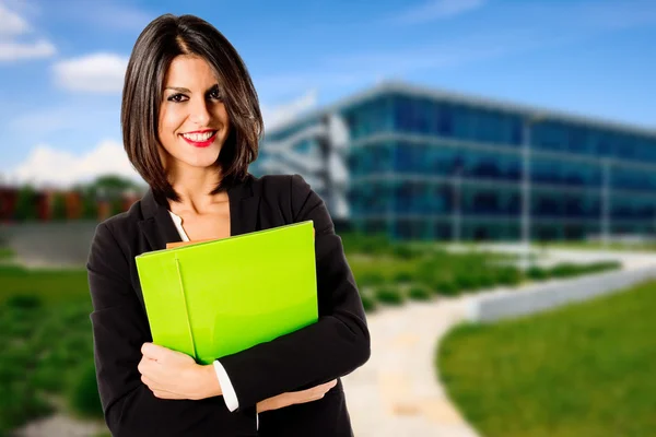 Smiling business woman exterior office building — Stock Photo, Image