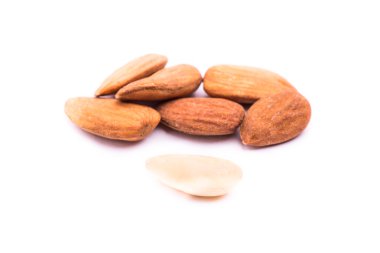 Kurutulmuş badem kayısı çekirdeği meyve beyaz arka plan üzerinde izole