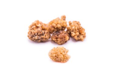 Kurutulmuş dut meyve izole beyaz arka plan üzerinde