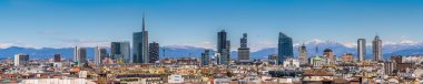 Milan İtalya - yeni siluetinin panoramik görünüm