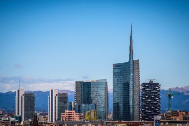Milan, İtalya 27 Mart 2015: yeni Porta Garibaldi finans bölgesine Duomo çatı terasından