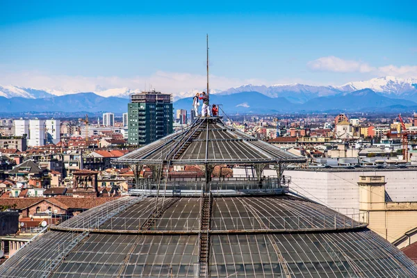 MILAN, ITALY MARCH 27 2015: people on Vittorio Emanuele II Gallery dome from Duomo roof terrace — Stock Photo, Image