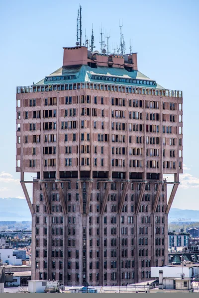 MILANO, 27 MARZO 2015: Torre Velasca grattacielo storico di Milano dalla terrazza sul tetto del Duomo — Foto Stock