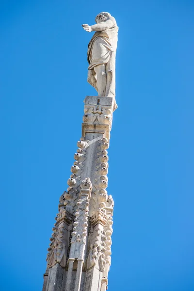 大教堂米兰---尖塔雕塑详细 — 图库照片