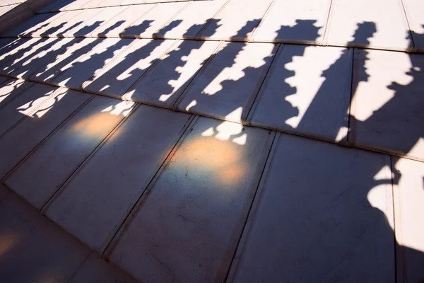Duomo milan - Schatten auf dem Dach — Stockfoto
