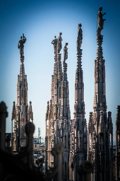 Duomo Milan - çatı kuleleri — Stok fotoğraf