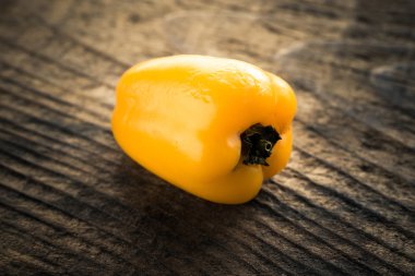 rustik masada küçük sarı biber