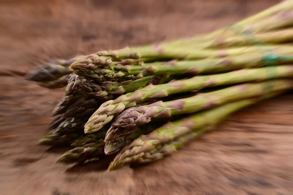 Un mucchio di asparagi freschi - foto in stile sfocato — Foto Stock