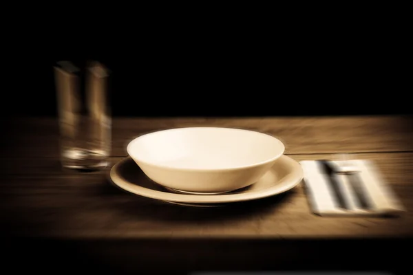 나무 탁자 위에 있는 빈 접시 — 스톡 사진