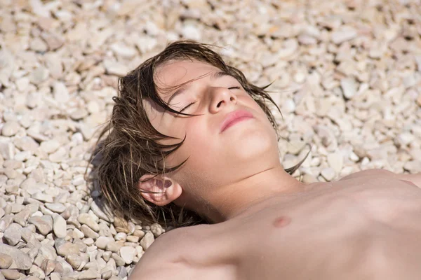 Relajarse en la playa de gravilla — Foto de Stock