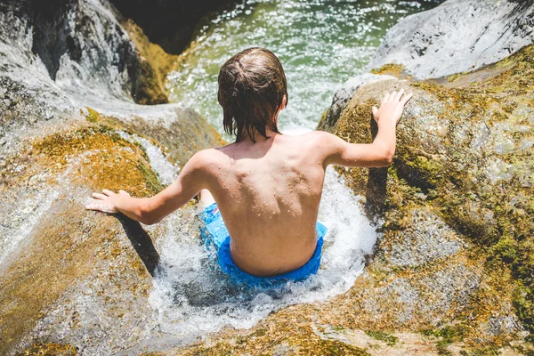 Divertimento a piccolo ruscello — Foto Stock