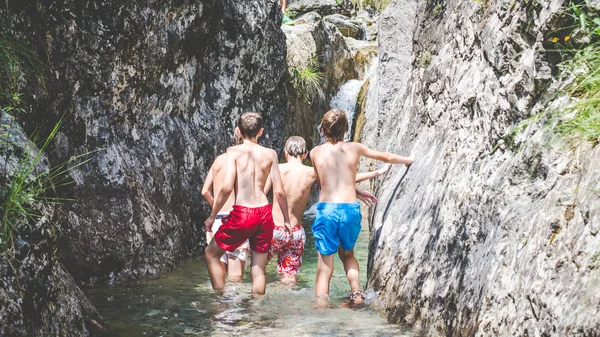 Amici esplorare il piccolo torrente — Foto Stock