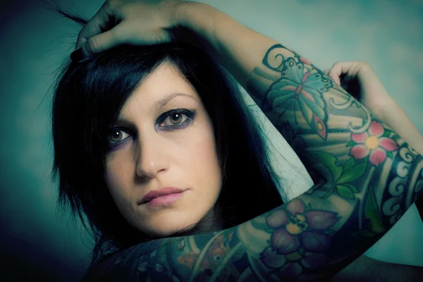 Tatuato sensuale donna ritratto — Foto Stock