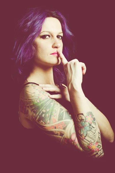 Tattooed dominant woman — Stock Photo, Image