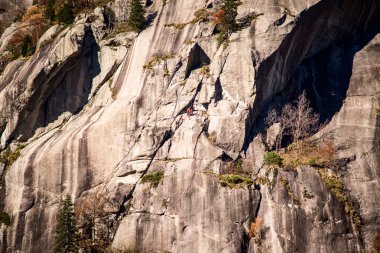 Dikey granit kayalık duvar Valtellina İtalya