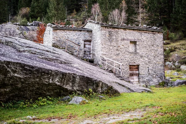 Edificio rurale nel villaggio di montagna — Foto Stock