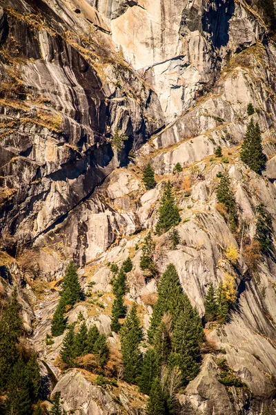 Vertikální žulové skalní stěna Valtellina Itálie — Stock fotografie