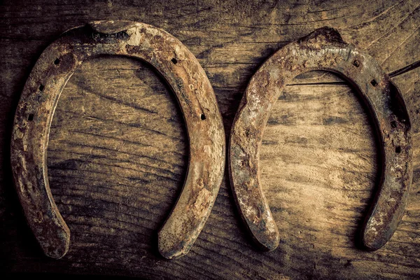 Horseshoe on old wood — Stock Photo, Image