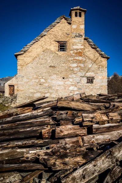 Villaggio di montagna abbandonato — Foto Stock