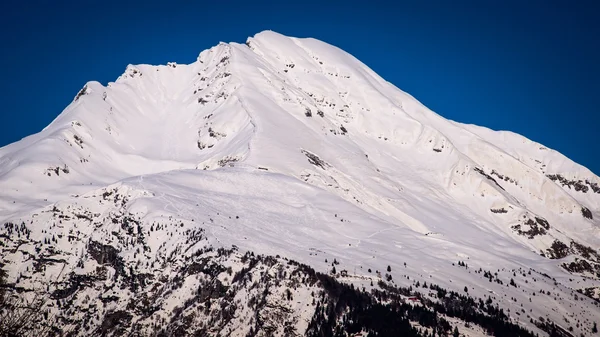 Snowy mountain landscape — Stock Photo, Image