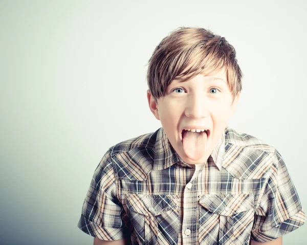 Pequeno menino língua para fora — Fotografia de Stock