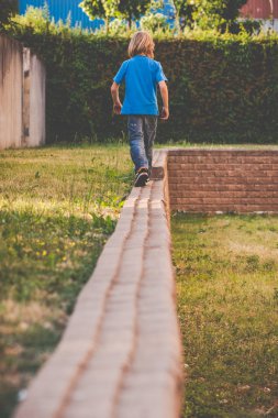 yumurcak küçük çocuk