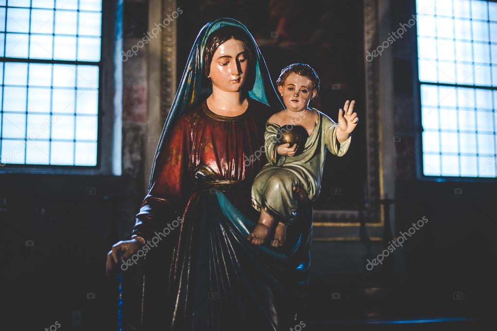 MILÁN, ITALIA - 10 DE DICIEMBRE DE 2015: Iglesia Santa María de la Gracia (Santa Maria delle Grazie), Milá esta catedral se encuentra la famosa obra maestra de Da Vinci, La Última MILÁN, ITALIA - 10 DE DICIEMBRE DE 2015: Iglesia Santa María de la Gracia (Santa Maria delle Grazie), Milá esta catedral se encuentra la famosa obra maestra de Da Vinci, La Última