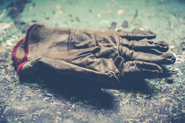 Versleten handschoenen zware industrie harde werk concept — Stockfoto