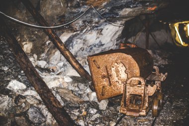 terk edilmiş bir madende - paslı ekipman
