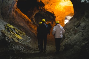 terk edilmiş bir madende ziyaretçi