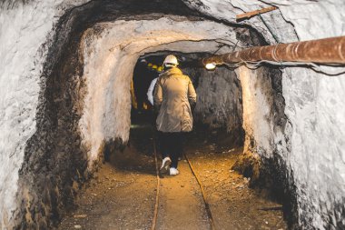terk edilmiş bir madende ziyaretçi