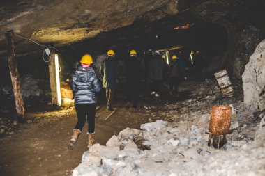 terk edilmiş bir madende ziyaretçi