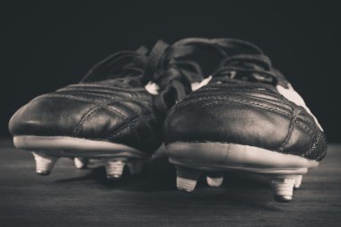 Futbol ayakkabı siyah ve beyaz