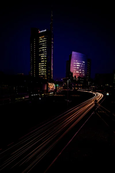 Milan, Olaszország - február 04,2016: milánói Porta Garibaldi kerületben. Az Unicredit Bank felhőkarcoló és a Piazza Gae Aulenti.Night jelenet. — Stock Fotó