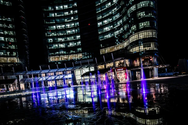 Milan, Italië - februari 04,2016: Milan Porta Garibaldi district. De Unicredit Bank wolkenkrabber en Piazza Gae Aulenti.Night scène. — Stockfoto