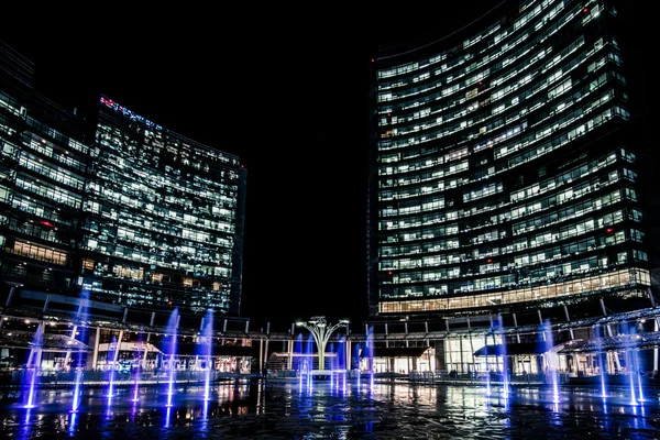 MILÃO, ITÁLIA - FEVEREIRO 04,2016: Distrito de Milão Porta Garibaldi. O arranha-céu do Unicredit Bank e a Piazza Gae Aulenti.Cena noturna . — Fotografia de Stock