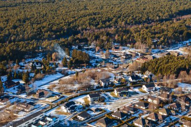 Özel evlere ormandaki havadan görünümü