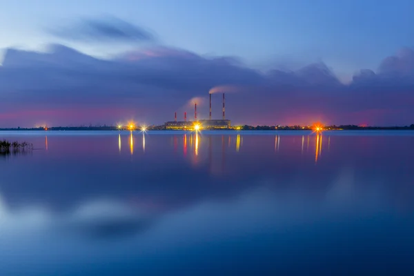 湖の反射で夜電気駅 — ストック写真